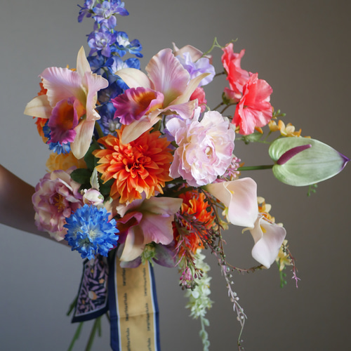 ブートニア造花　カラフルブーケ 赤・ピンク・白　ウェディング　前撮り•結婚式 ウェディングブーケ 前撮りブーケ 個性派ブーケ スカーフ カラフル