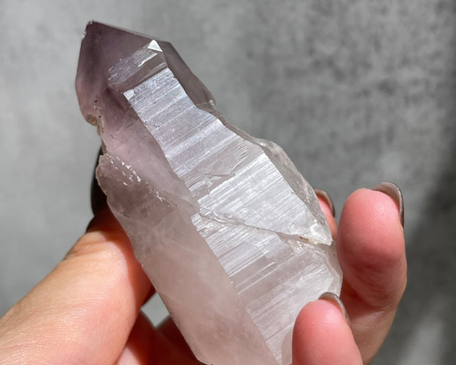 ナイジェリア産【アメジスト／紫水晶】① ファントムあり 鉱物 天然石