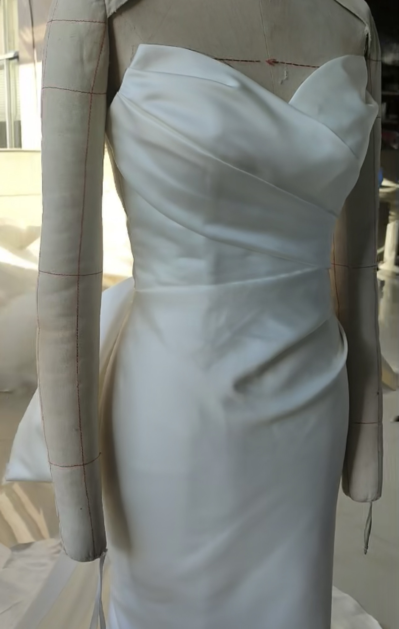 高品質保証！マーメイドドレス　チューブトップ　オフホワイト　上品　エレガントなシルエット　ロングトレーン披露宴挙式前撮り