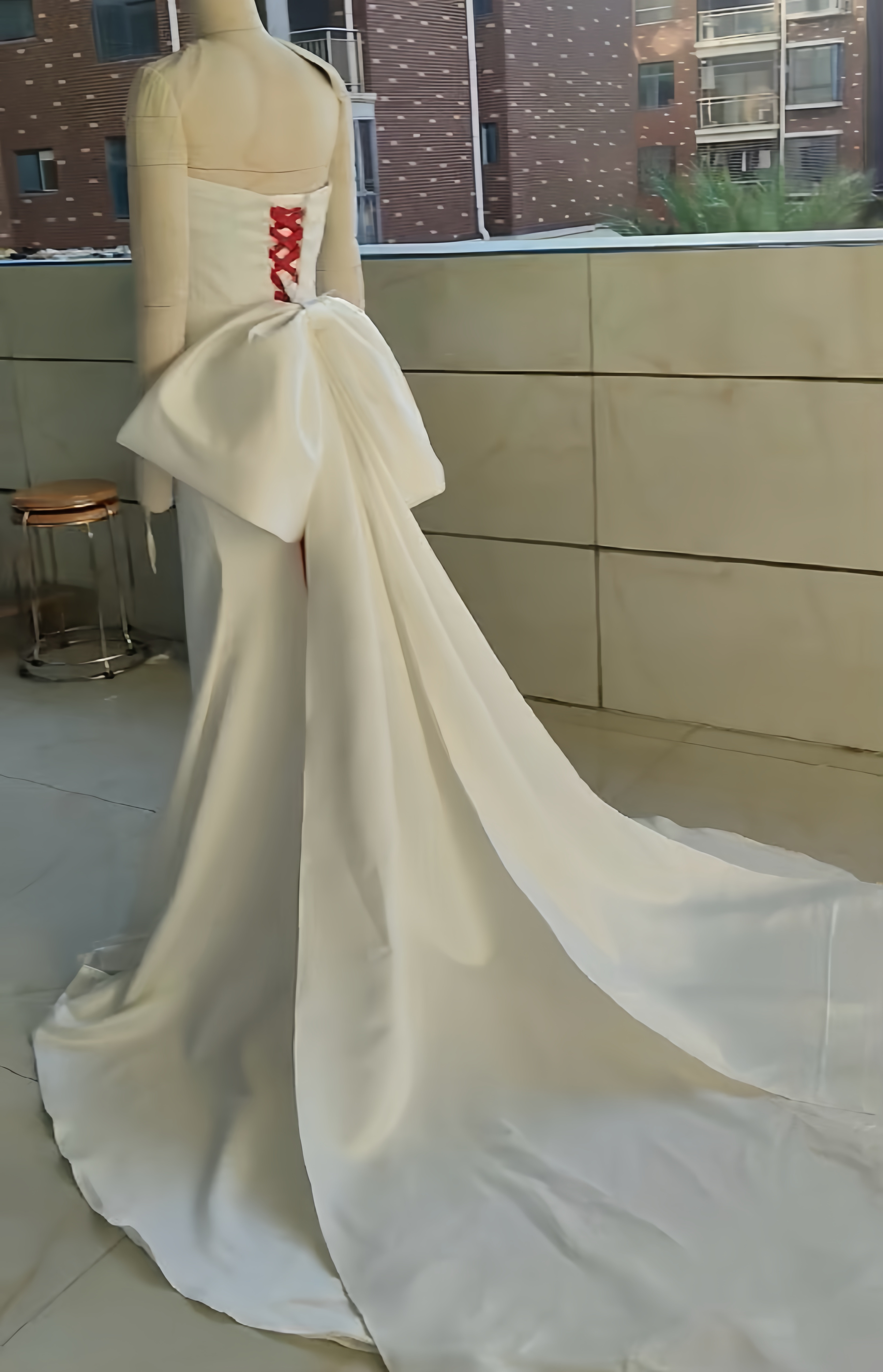 高品質保証！マーメイドドレス　チューブトップ　オフホワイト　上品　エレガントなシルエット　ロングトレーン披露宴挙式前撮り