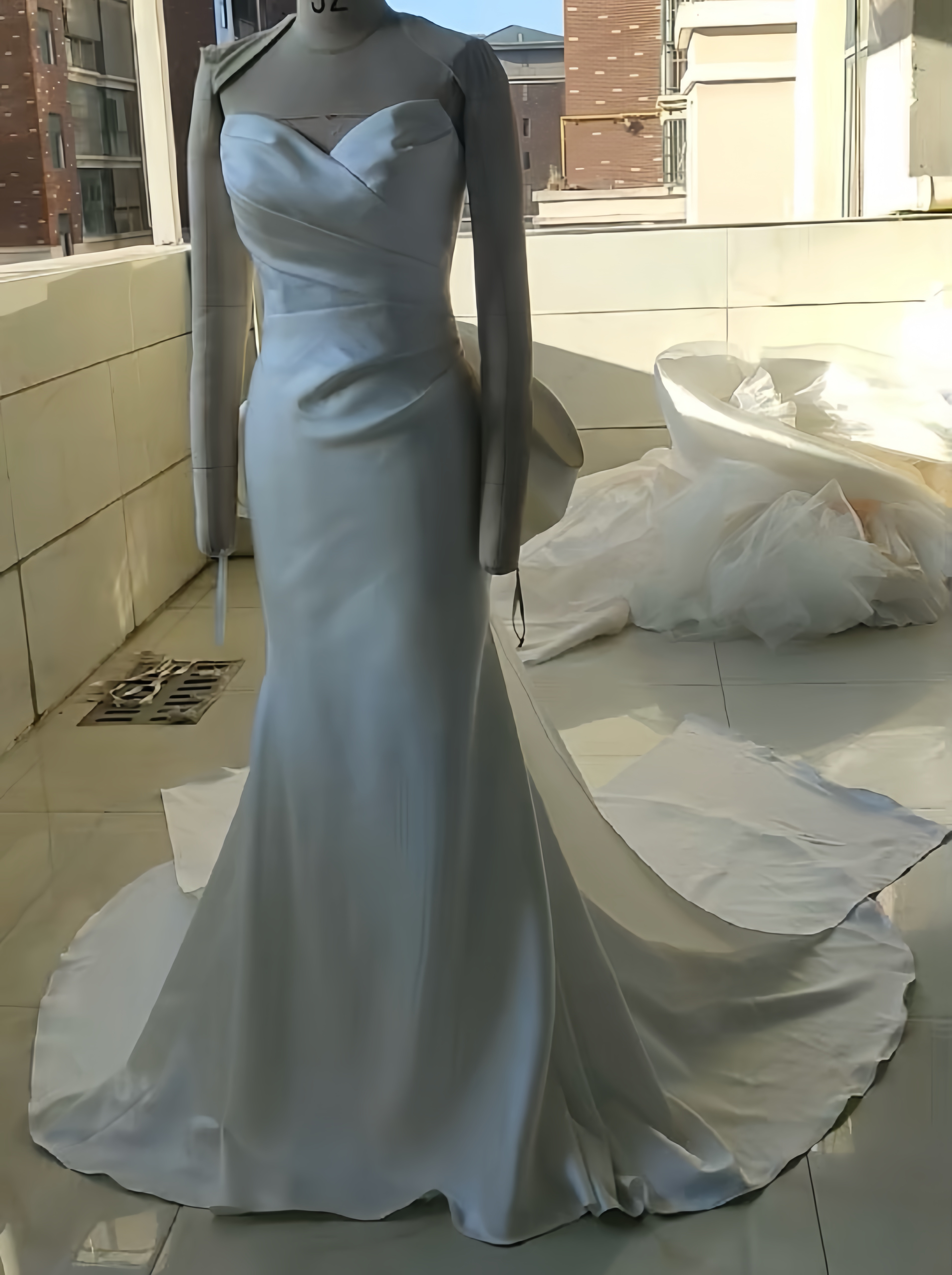 高品質保証！マーメイドドレス　チューブトップ　オフホワイト　上品　エレガントなシルエット　ロングトレーン披露宴挙式前撮り
