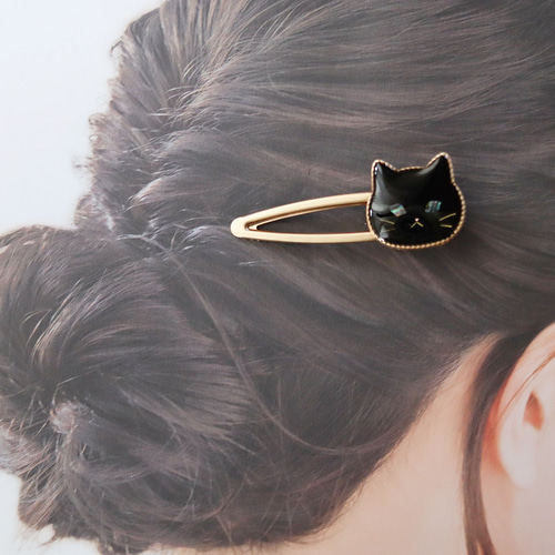 受注生産】ウルウルおめめの猫ヘアクリップ（クロネコさん）螺鈿風