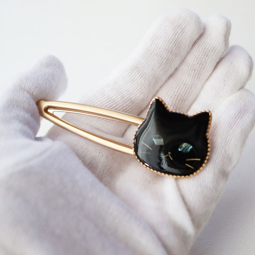 受注生産】ウルウルおめめの猫ヘアクリップ（クロネコさん）螺鈿風