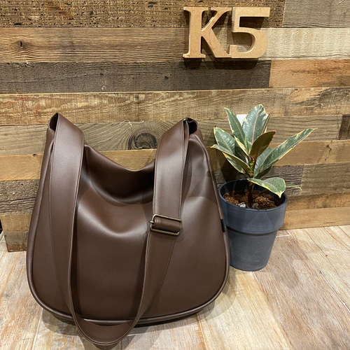 新色！秋のチョコブラウン、次世代レザー撥水2WAYショルダーバック、L