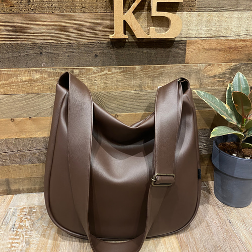 新色！秋のチョコブラウン、次世代レザー撥水2WAYショルダーバック、L