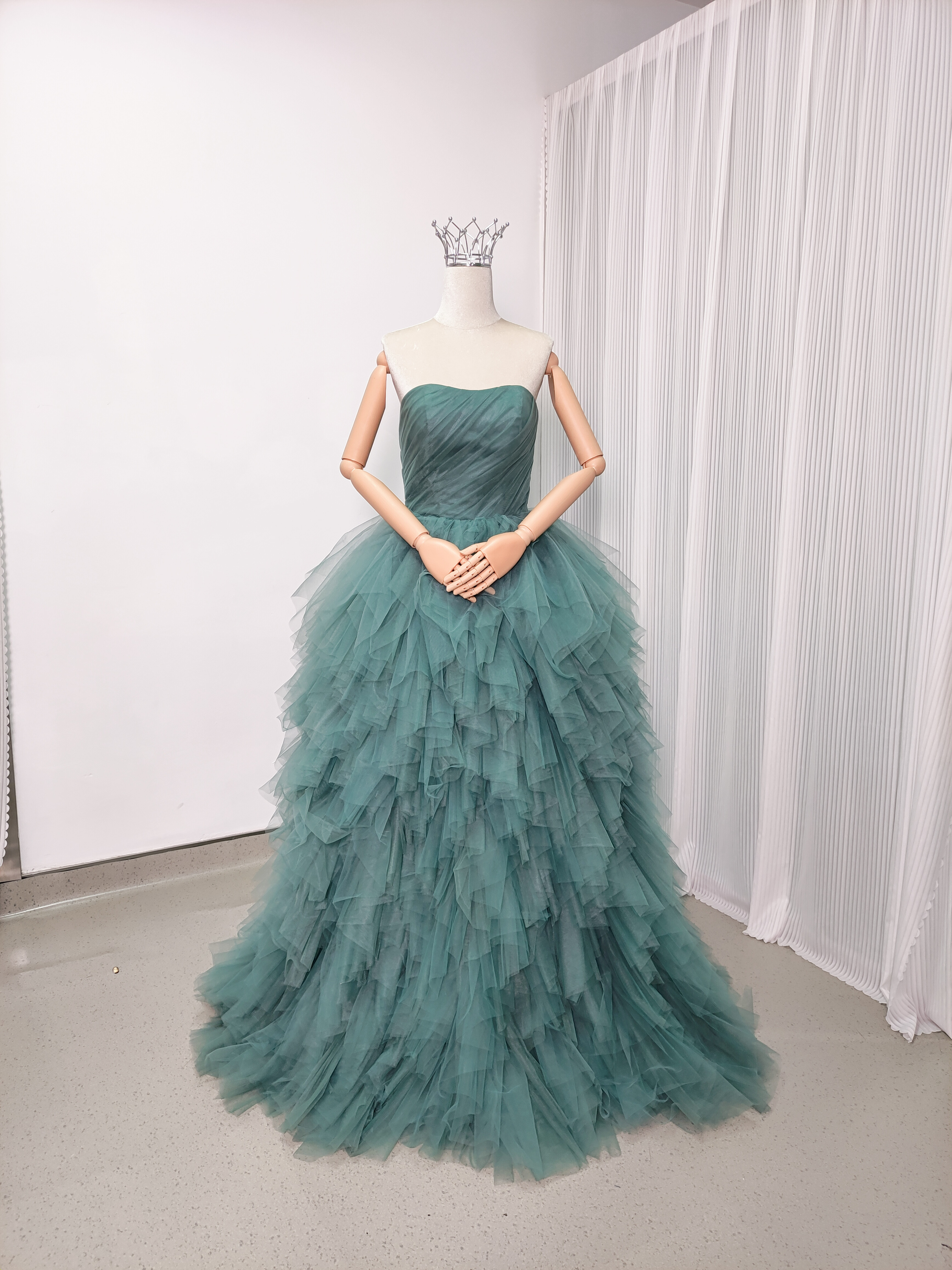 送料無料！カラードレス  グリーン ベアトップ ふわふわドレス 抜群のおしゃれ見え 目立つ 前撮り 花嫁