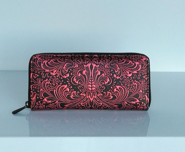 少しフイルムにキズがあるためお値引きします。京友禅～金彩友禅　黒地に赤色光箔　美しい長財布(牛革仕様)　伝統工芸