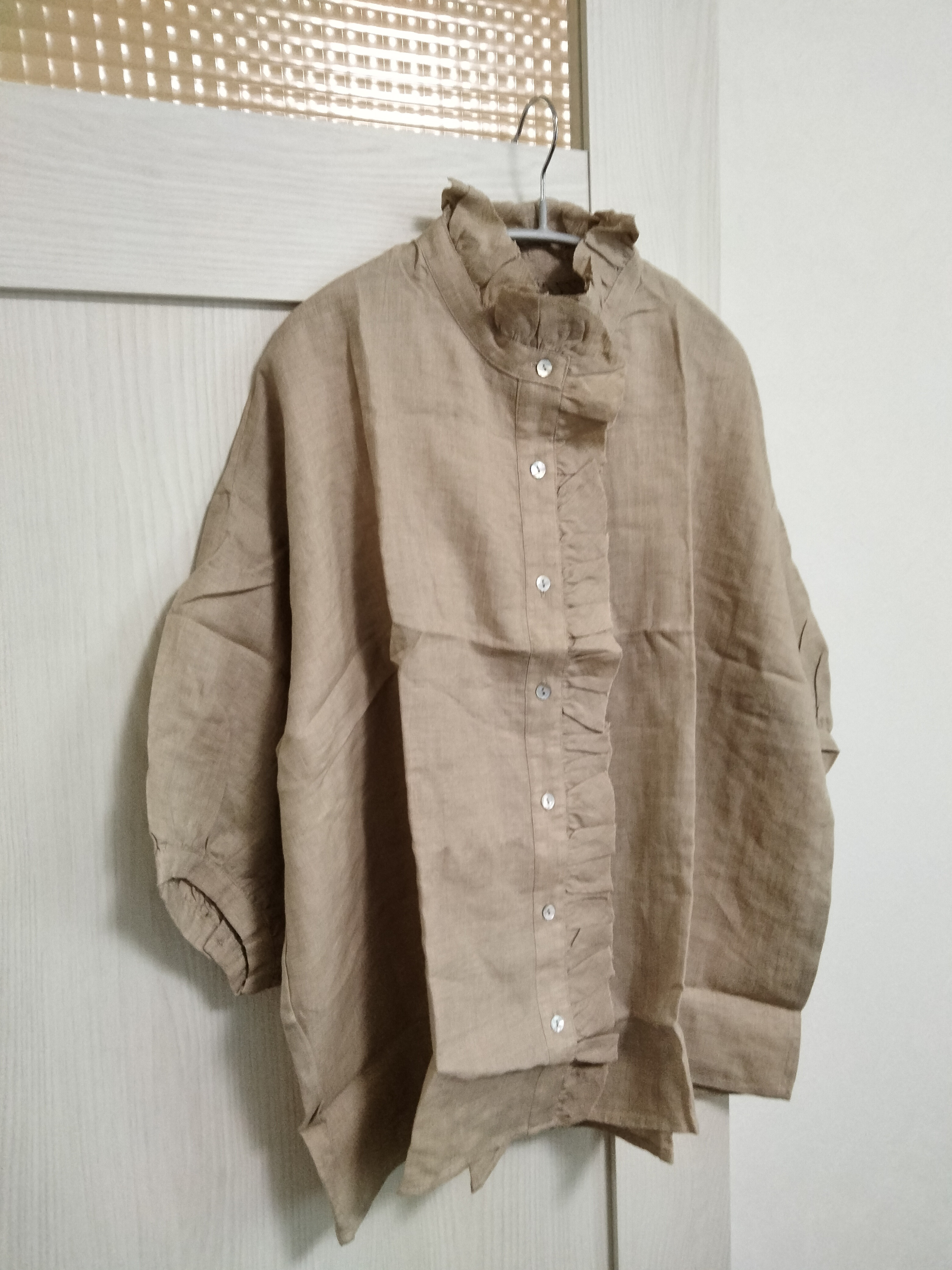 en-en リネン・切りっぱなしボリュームフリルブラウス・べージュ