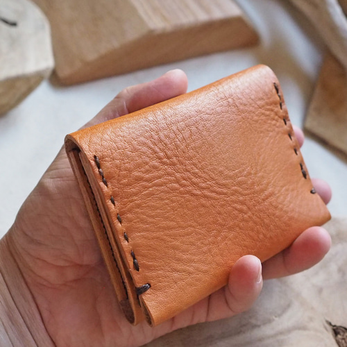 ハンドステッチを施した レザーの小さなお財布 二つ折りミニ