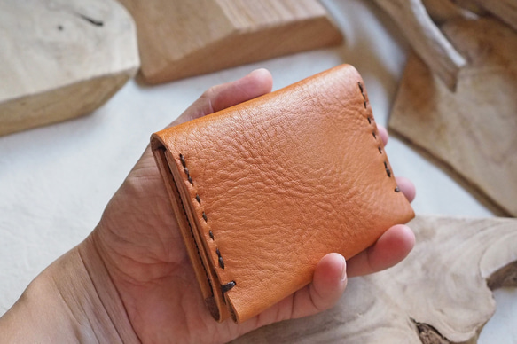ハンドステッチを施した レザーの小さなお財布 二つ折りミニウォレット