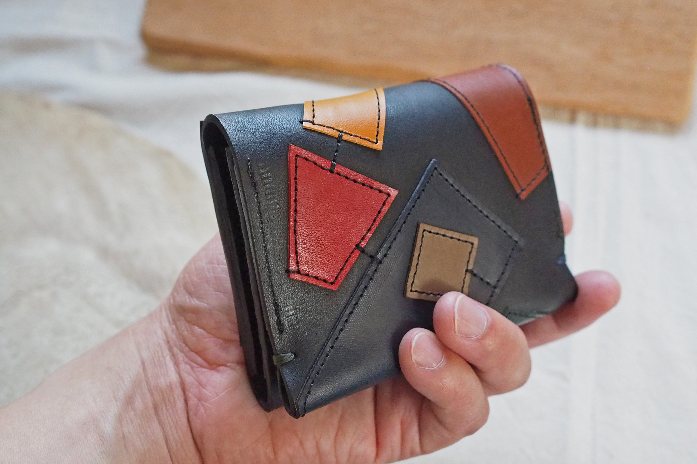 パッチワーク　色んなレザーを使用した 小さな革のお財布　二つ折りミニウォレット（ブラック×カラフル）