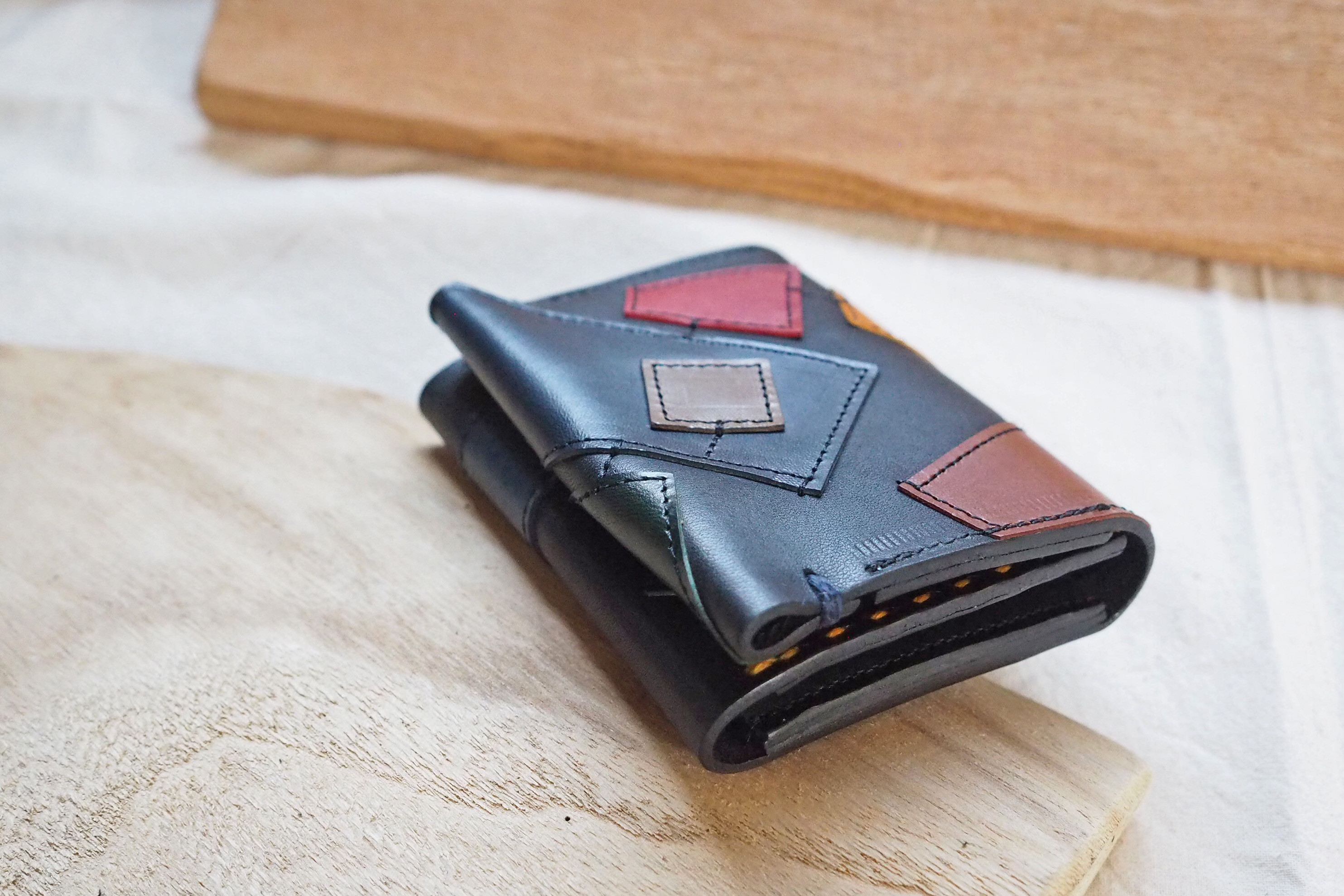 パッチワーク　色んなレザーを使用した 小さな革のお財布　二つ折りミニウォレット（ブラック×カラフル）