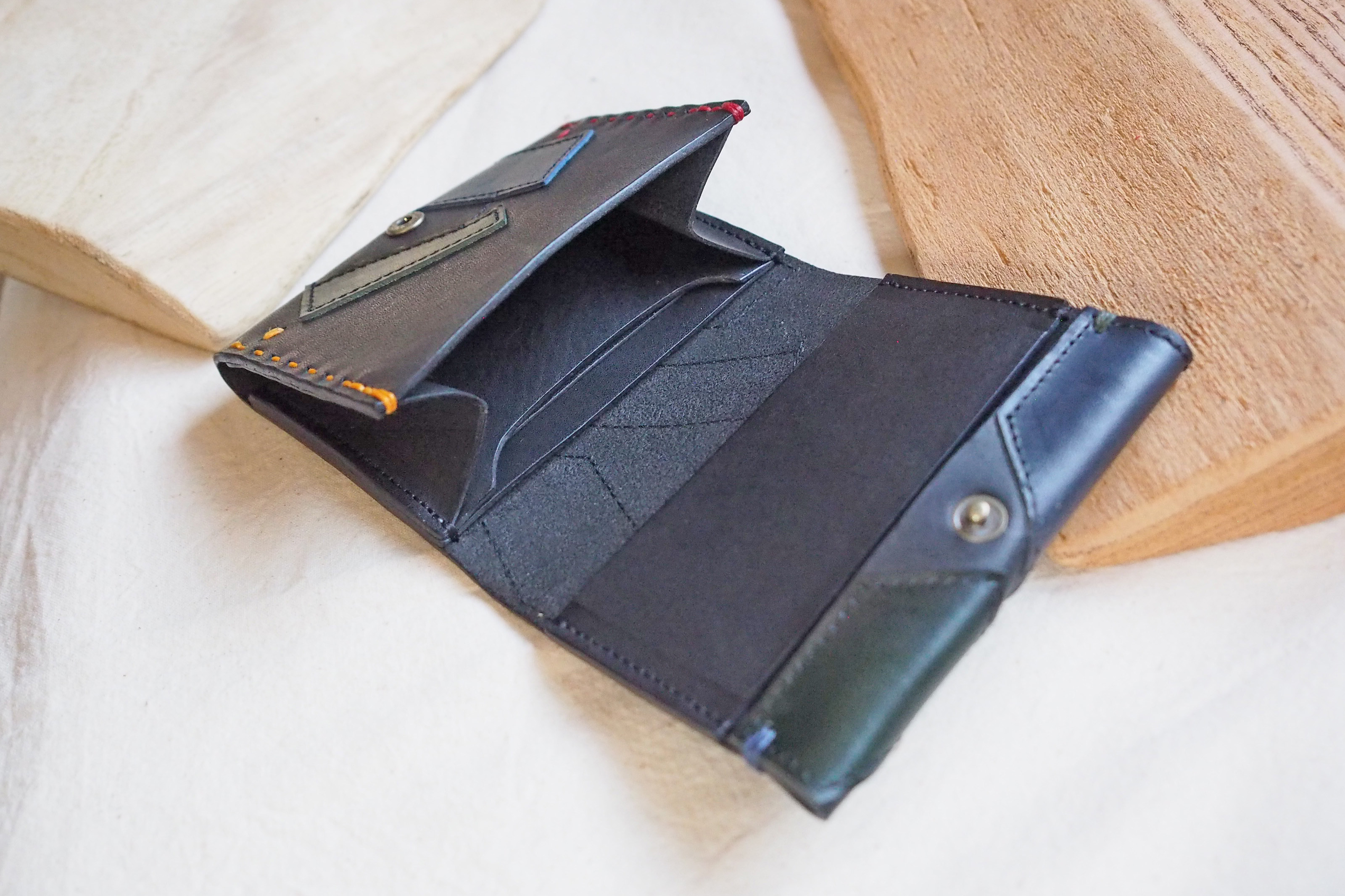 パッチワーク　色んなレザーを使用した 小さな革のお財布　二つ折りミニウォレット（ブラック×カラフル）