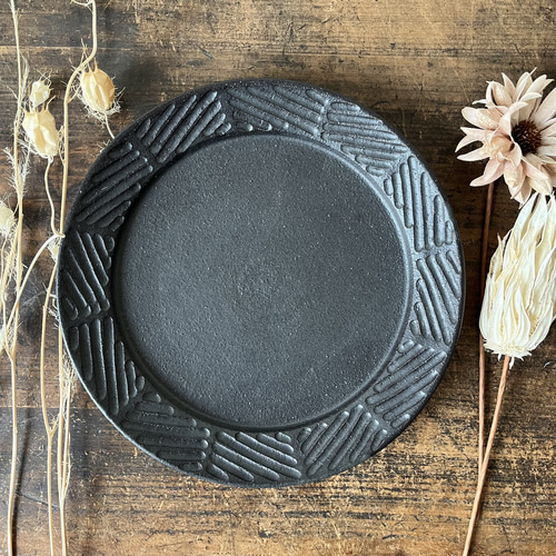 しのぎ模様のリム皿 黒 23.5センチ 大皿 こまもん工房 通販 18138991