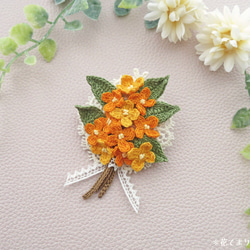 kei　胡桃樹皮　花ブローチ sasakihitomi/ハナミズキのブローチ -襟元を楚々と彩る