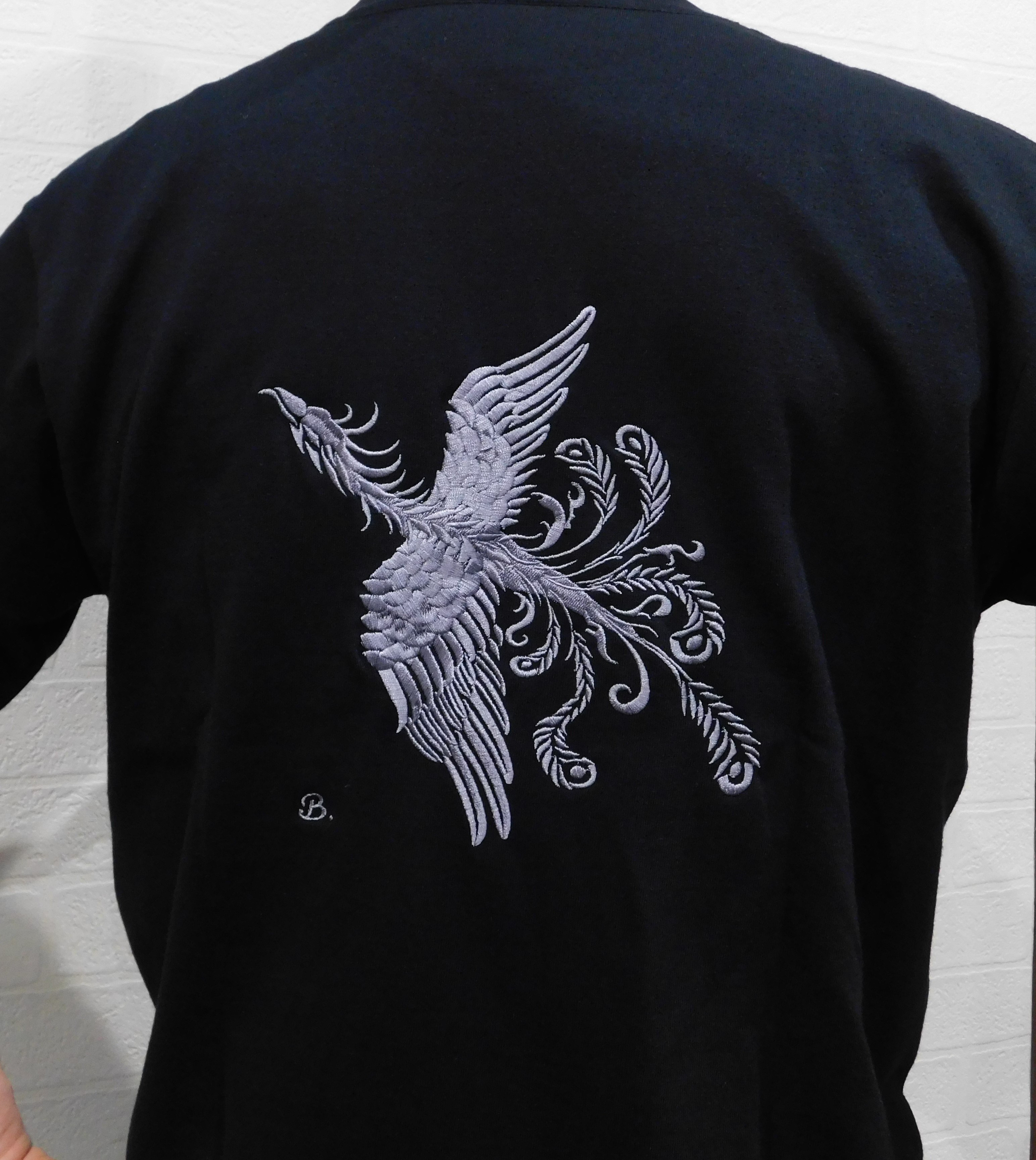 優雅に飛ぶ鳳凰の刺繍入りオリジナルTシャツ　6.2オンス　男女兼用