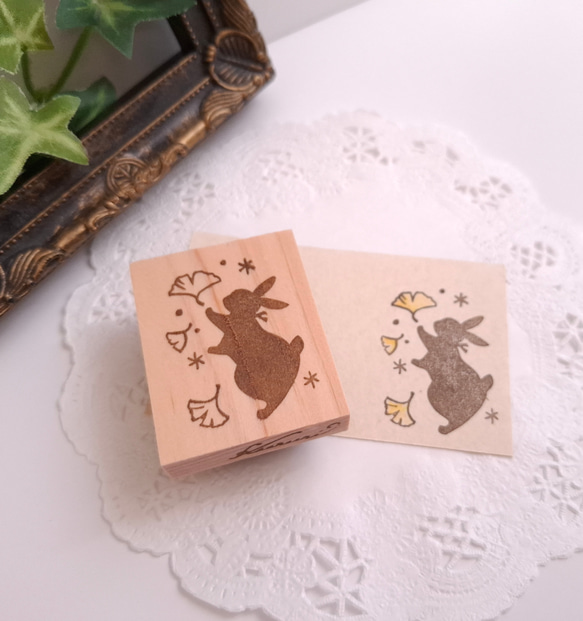 秋　イチョウとうさぎ　消しゴムはんこ　銀杏 1枚目の画像