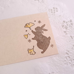 秋　イチョウとうさぎ　消しゴムはんこ　銀杏 2枚目の画像