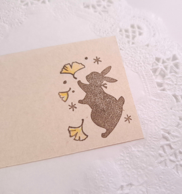 秋　イチョウとうさぎ　消しゴムはんこ　銀杏 2枚目の画像