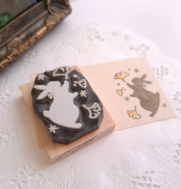 秋　イチョウとうさぎ　消しゴムはんこ　銀杏 3枚目の画像