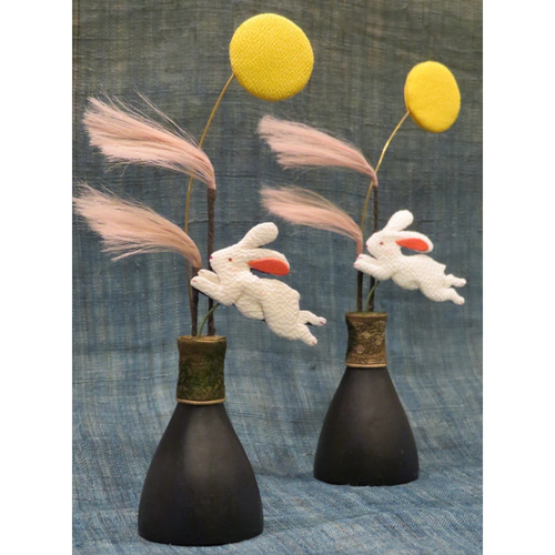 お月見飾り【翔けるうさぎ】秋 季節の飾り ちりめん細工 正絹縮緬