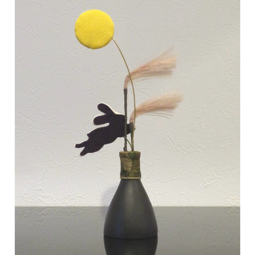 ３２０　縮緬細工　松竹梅と兎さん（正絹） お月見飾り【翔けるうさぎ】秋 季節の飾り ちりめん細工 正絹縮緬