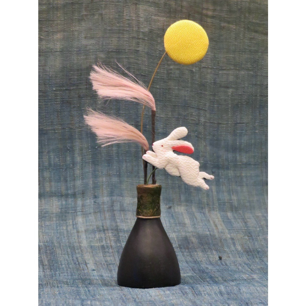 ３２０　縮緬細工　松竹梅と兎さん（正絹） お正月飾り ちりめん細工 玉賀正ピック AA-243 松竹梅 迎春飾り : て