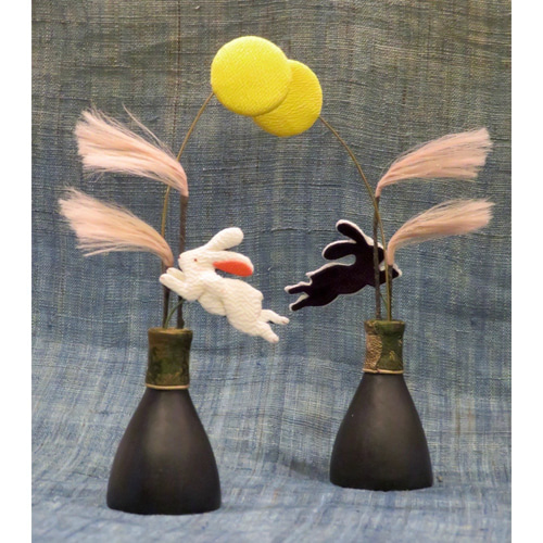 ３２０　縮緬細工　松竹梅と兎さん（正絹） お月見飾り【翔けるうさぎ】秋 季節の飾り ちりめん細工 正絹縮緬