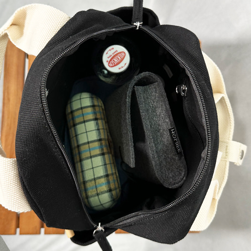 お尻猫の刺繍 たっぷりポケット付き Zip式 キャンバスミニリュック