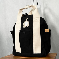 お尻猫の刺繍 たっぷりポケット付き Zip式 キャンバスミニリュック