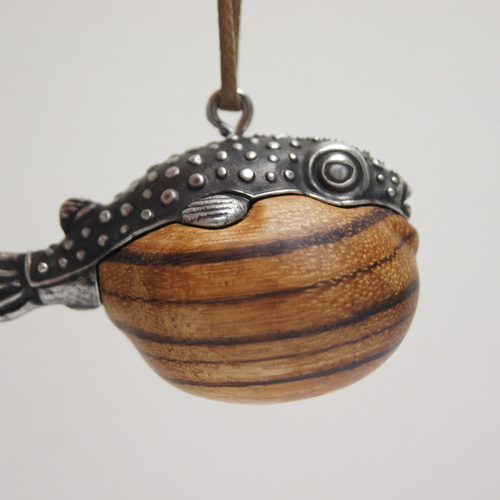 金木工房 カメレオン の 置き物 キーホルダー ゼブラウッド 制作事例