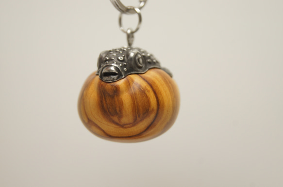 フグ　オリーブウッド（木材）ピューター（金属）キーホルダー、ペンダント、バッグチャーム、置物 4枚目の画像