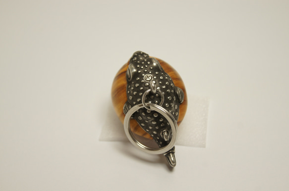 フグ　オリーブウッド（木材）ピューター（金属）キーホルダー、ペンダント、バッグチャーム、置物 11枚目の画像