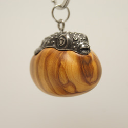 フグ　オリーブウッド（木材）ピューター（金属）キーホルダー、ペンダント、バッグチャーム、置物 3枚目の画像