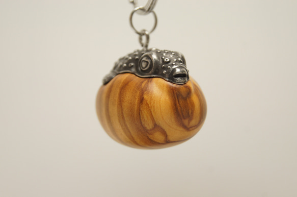 フグ　オリーブウッド（木材）ピューター（金属）キーホルダー、ペンダント、バッグチャーム、置物 3枚目の画像