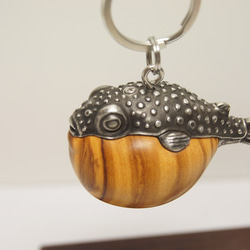 フグ　オリーブウッド（木材）ピューター（金属）キーホルダー、ペンダント、バッグチャーム、置物 7枚目の画像