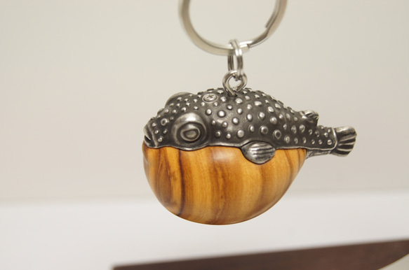 フグ　オリーブウッド（木材）ピューター（金属）キーホルダー、ペンダント、バッグチャーム、置物 7枚目の画像