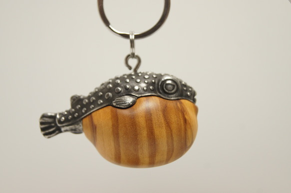 フグ　オリーブウッド（木材）ピューター（金属）キーホルダー、ペンダント、バッグチャーム、置物 1枚目の画像