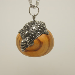 フグ　オリーブウッド（木材）ピューター（金属）キーホルダー、ペンダント、バッグチャーム、置物 6枚目の画像