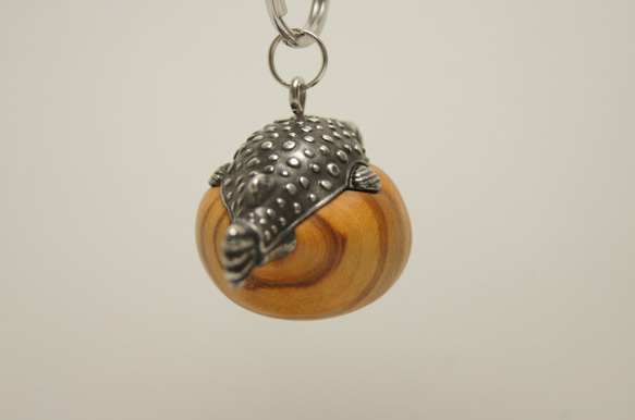 フグ　オリーブウッド（木材）ピューター（金属）キーホルダー、ペンダント、バッグチャーム、置物 6枚目の画像