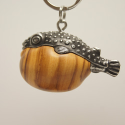フグ　オリーブウッド（木材）ピューター（金属）キーホルダー、ペンダント、バッグチャーム、置物 5枚目の画像
