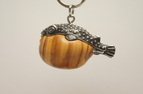 フグ　オリーブウッド（木材）ピューター（金属）キーホルダー、ペンダント、バッグチャーム、置物 5枚目の画像
