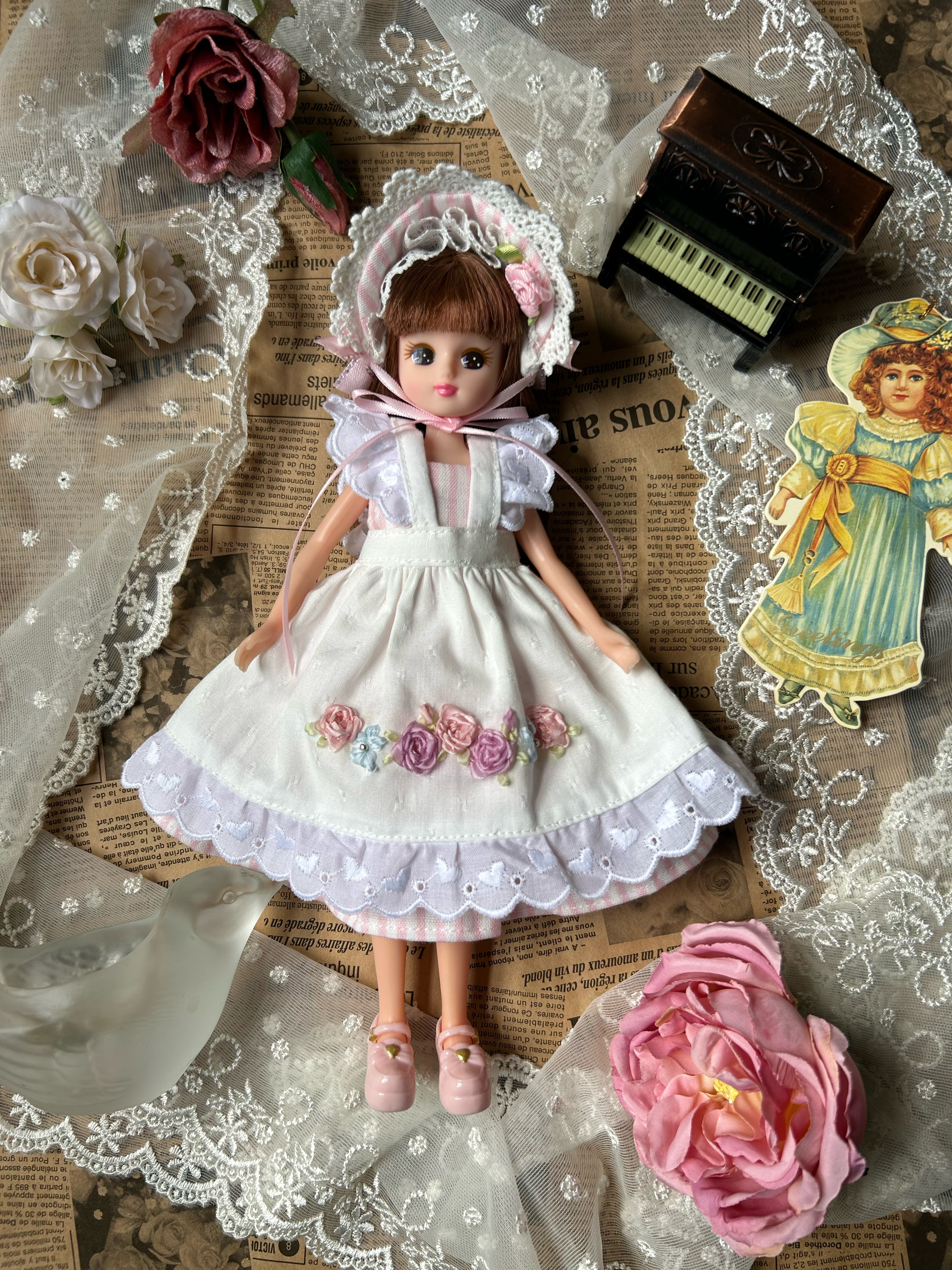 and シューズ　　ブローチ　ハンガー付き ヴィンテージ素材で作られた赤ドールドレス　ボンネット　 Sale