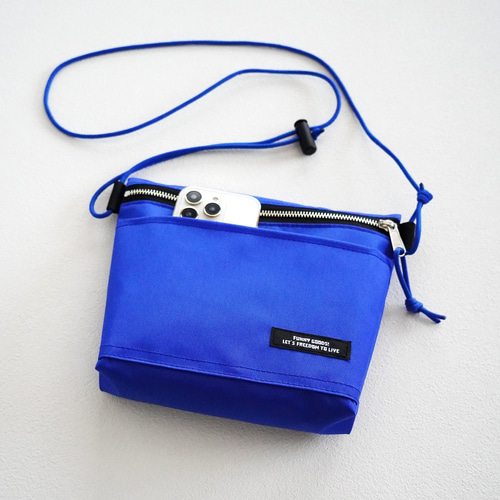 お出かけやトラベルバッグに 軽量 撥水ナイロンショルダーバッグ