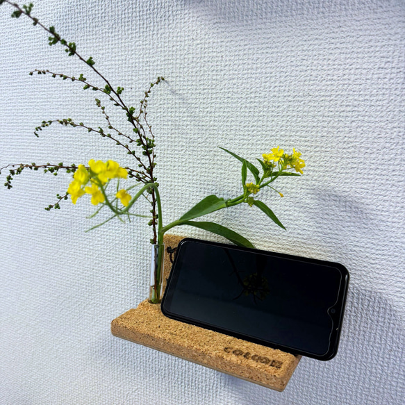 コルクとアクリルのシェルフ棚（壁掛けスマホスタンド） スマホ