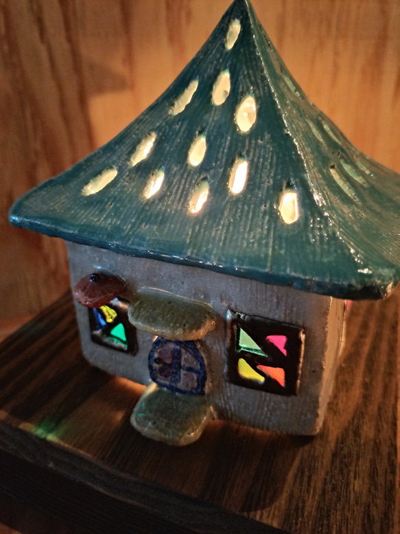 とんがり屋根のお家ランプ （陶とステンドグラスの家型ランプ