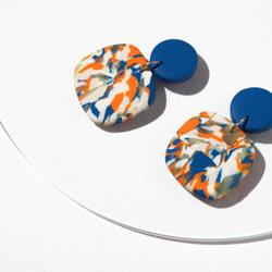 ハンドメイド 青とオレンジの花柄ピアス 青とオレンジのビビッドイヤリングA/ピアス/ポリマークレイ/1点もの