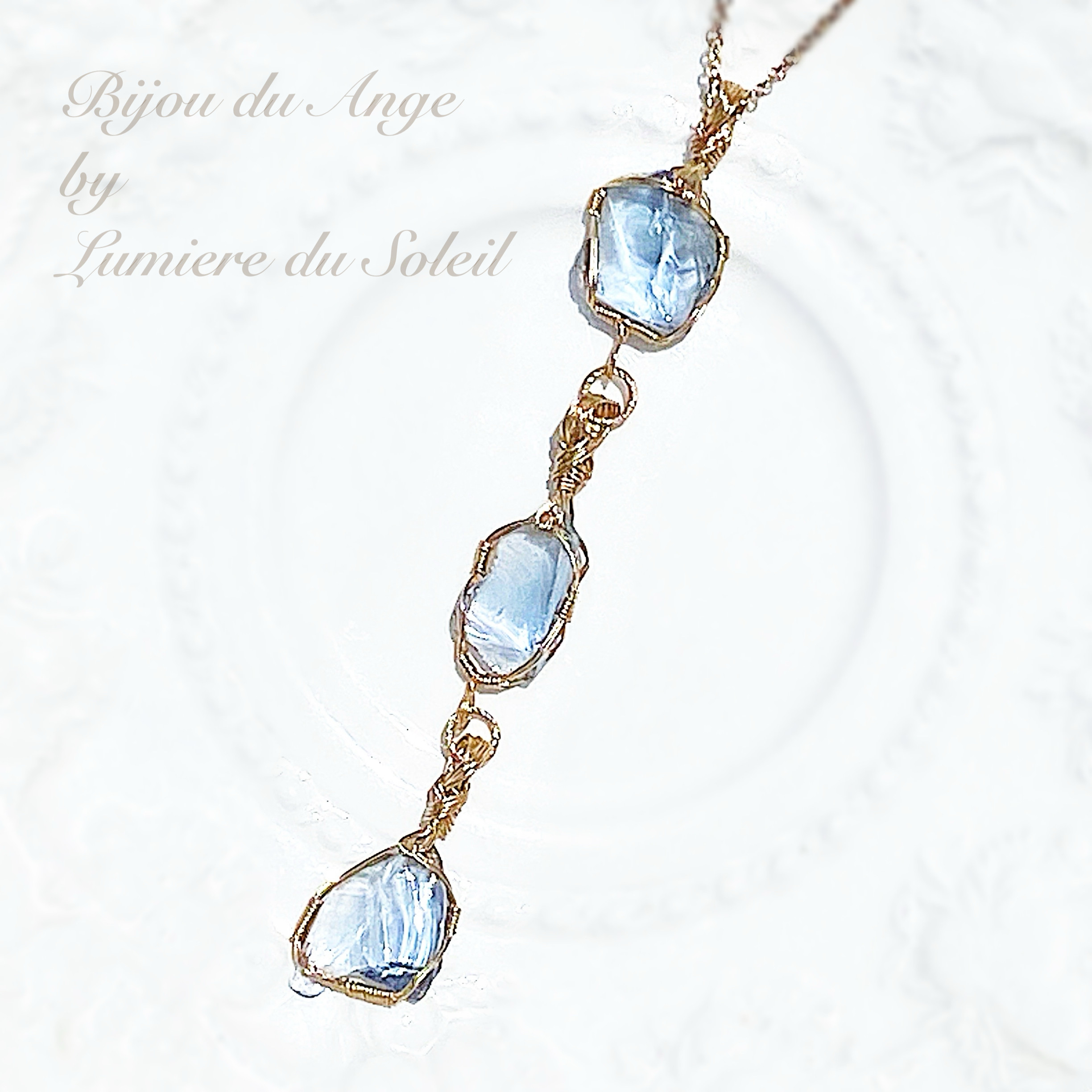 アンダラクリスタルのトリプルペンダントトップ《スターライトエレスチャルサファイア》