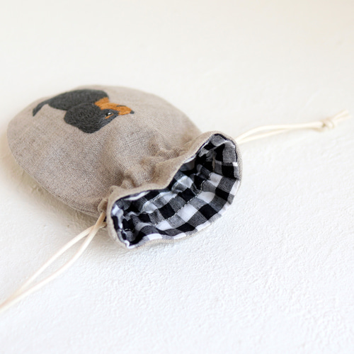 ミニチュアダックス刺繍のミニリネン巾着（ブラックタン）【受注生産  