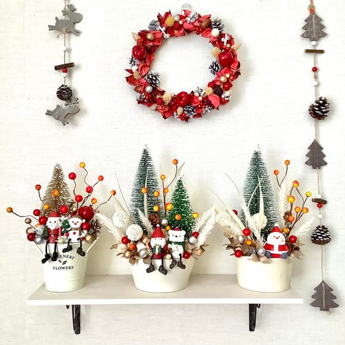 サンタと白クマとミニツリーのクリスマスオブジェ◇オフホワイトの陶器